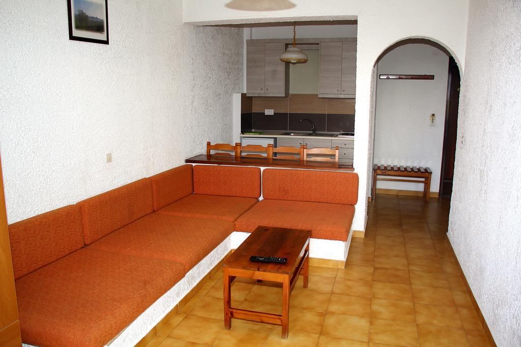 Karavos Hotel Apartments Архангелос Стая снимка