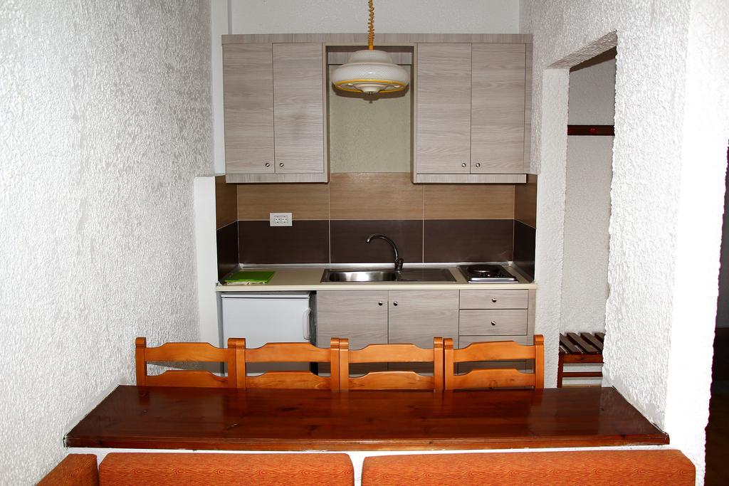 Karavos Hotel Apartments Архангелос Стая снимка