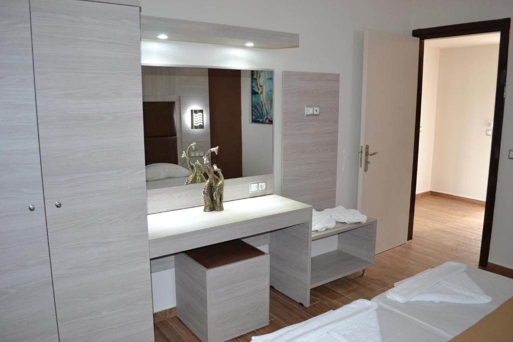 Karavos Hotel Apartments Архангелос Екстериор снимка