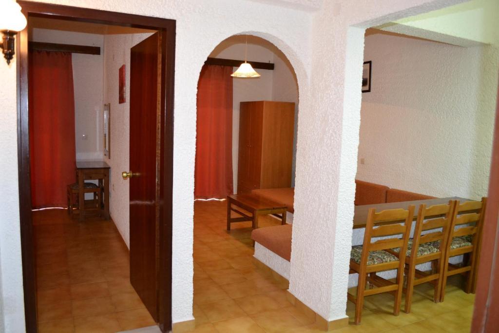 Karavos Hotel Apartments Архангелос Стая снимка