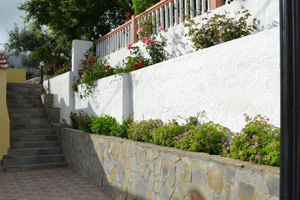 Karavos Hotel Apartments Архангелос Екстериор снимка